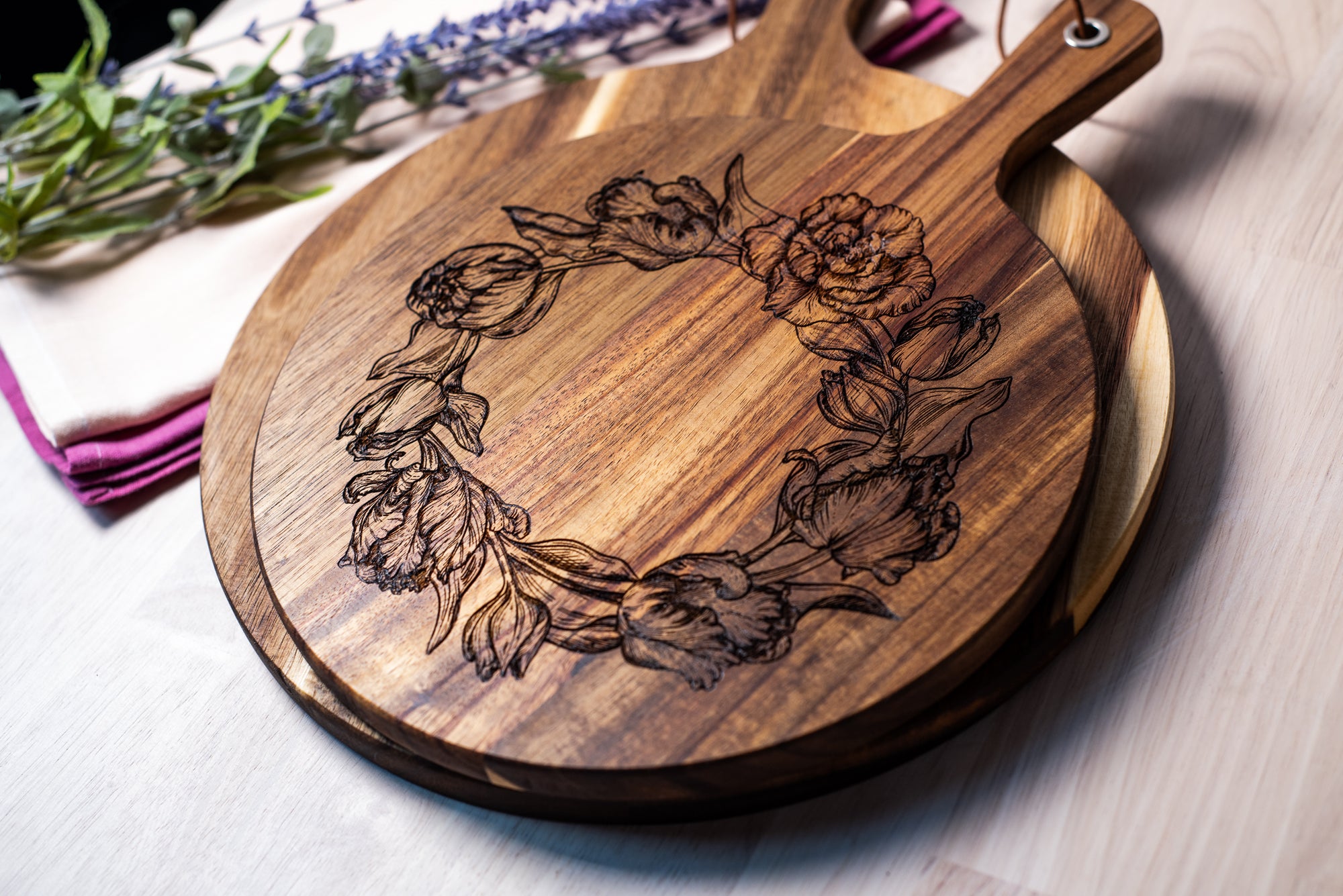 Acacia Cutting Board | Theme engraved design